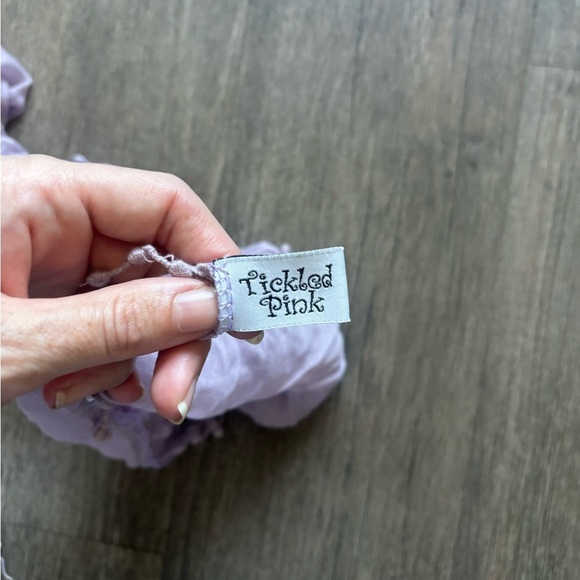 Chic Lilac Scarf with Fringe Detailing - Picture 3 of 4